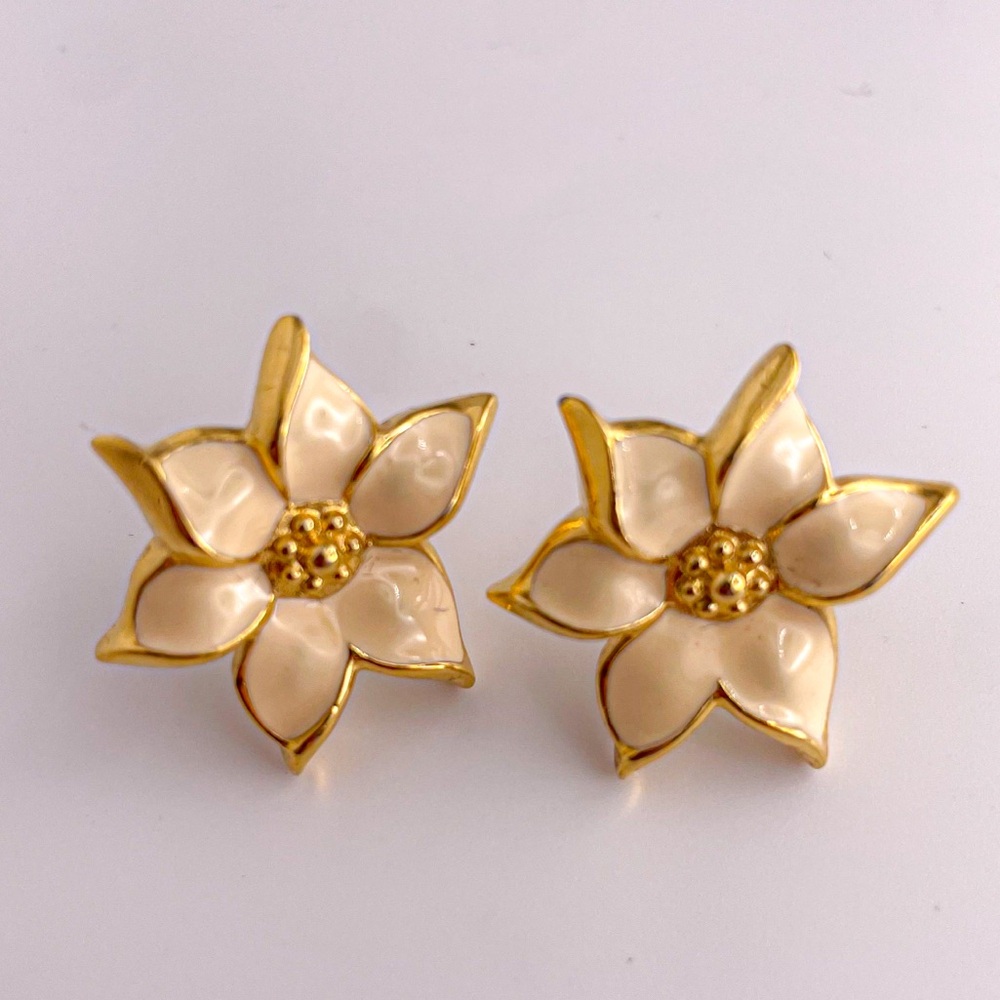 Vintage Trifari Cream Enamel Gold Tone Metal Post Flower Earrings